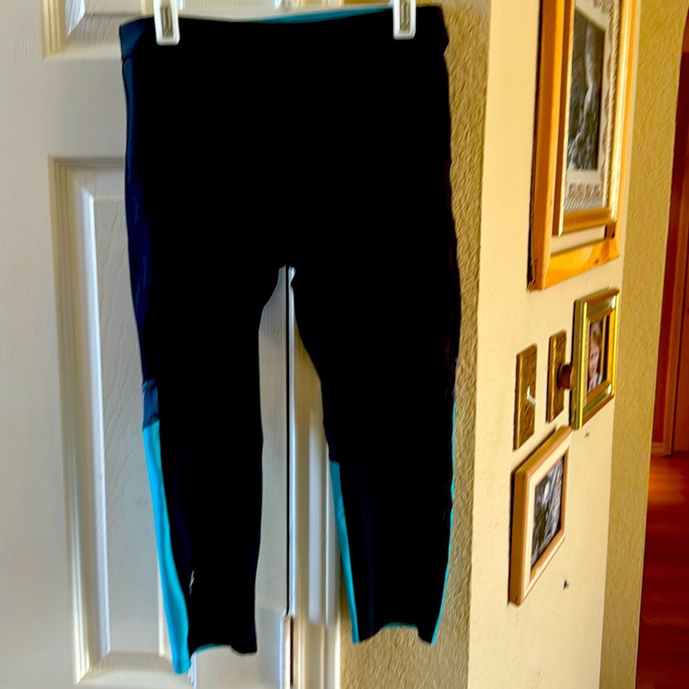 New Never worn under arm cropped sport pants